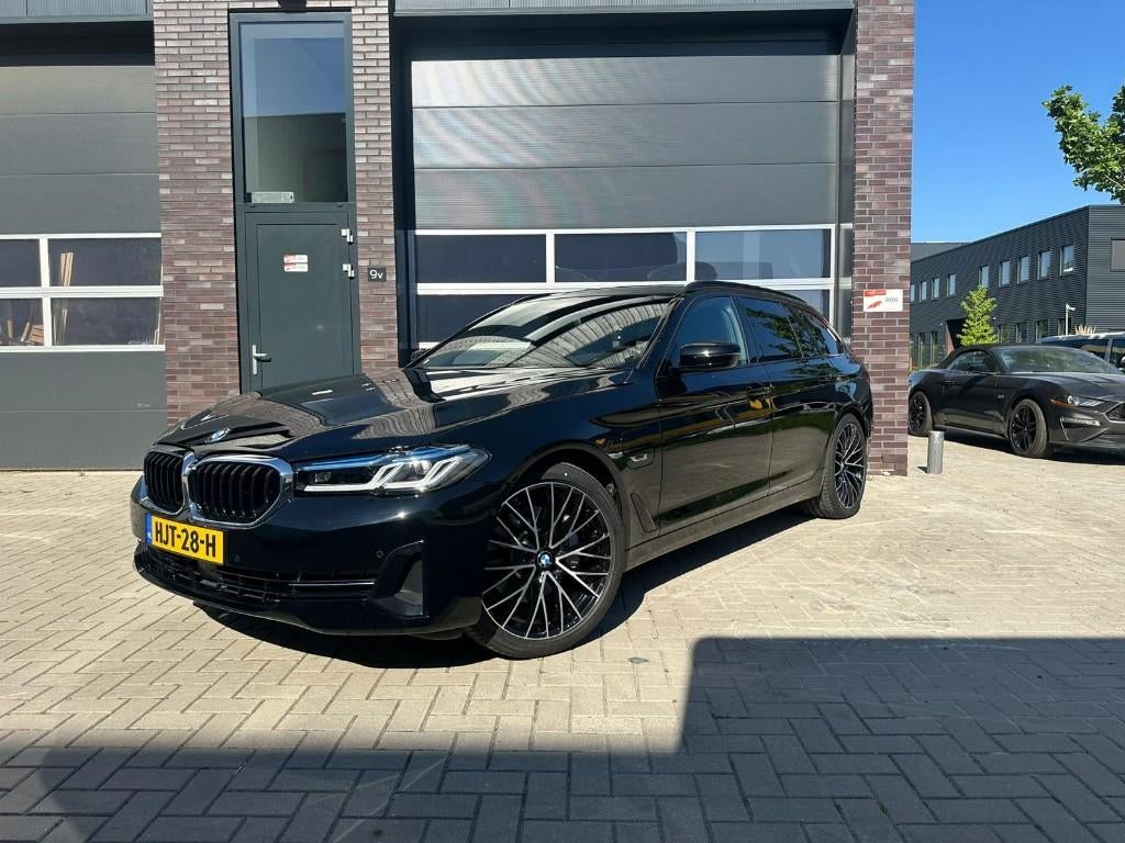 BMW 5-serie Touring 530e xDrive/Headup/Laser/Harman-Kardon/, 1998 cc, 1935 kg, Zwart, 4 cilinders
