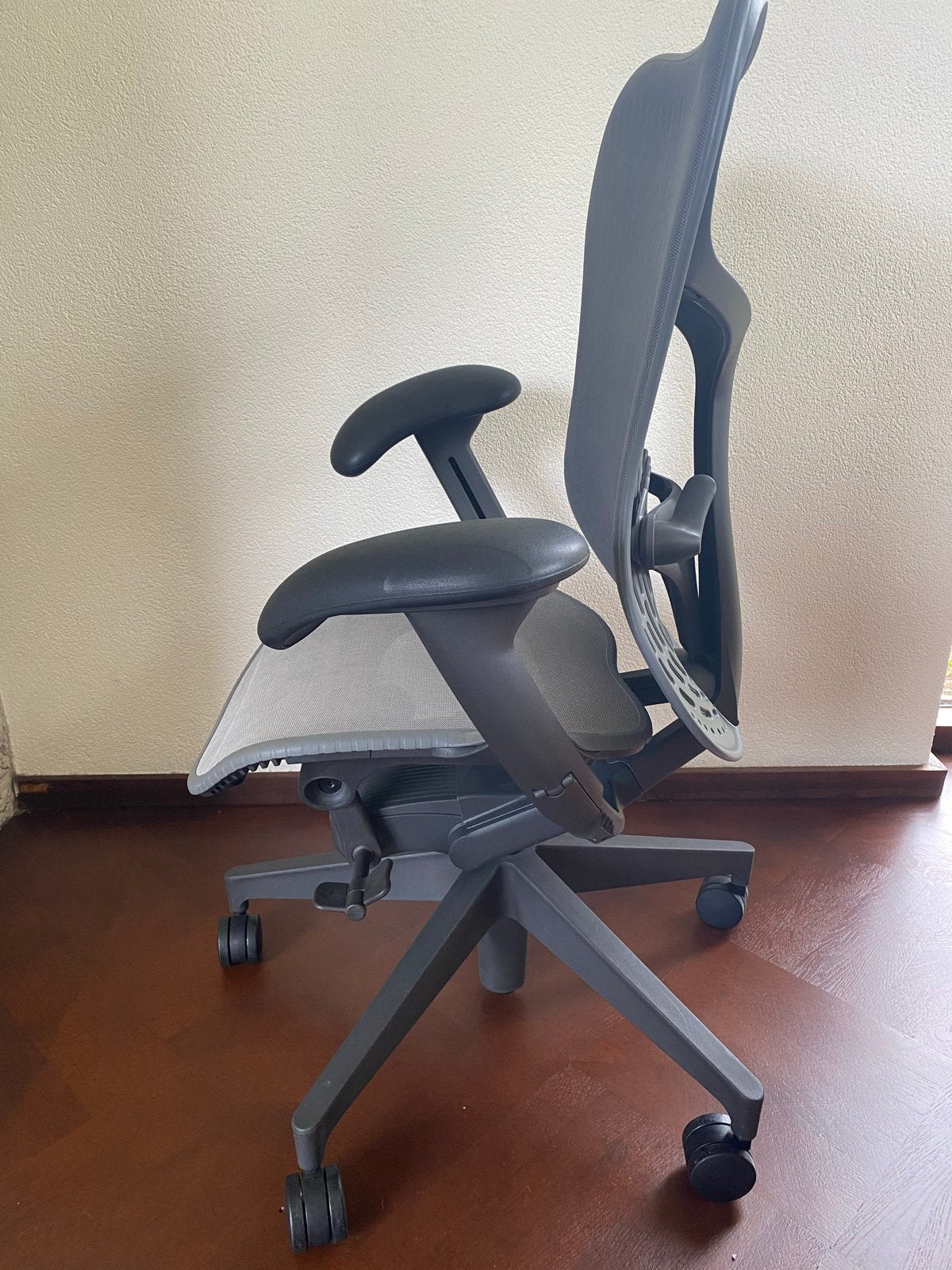 Foto 5 van Herman Miller Aeron Classic Graphite ergonomische bureaustoe