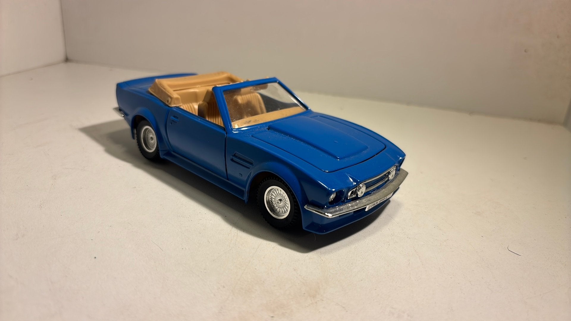 Aston martin v8 polistil 1.24, Hobby en Vrije tijd, Overige merken, Ophalen of Verzenden, A, A