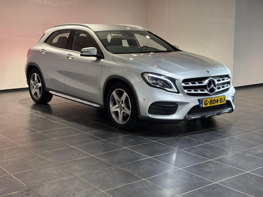Mercedes-Benz GLA-klasse 180 Business Solution AMG Navigatie, Auto's, Mercedes-Benz, Gebruikt, 4 cilinders, 715 kg, Leder en Stof