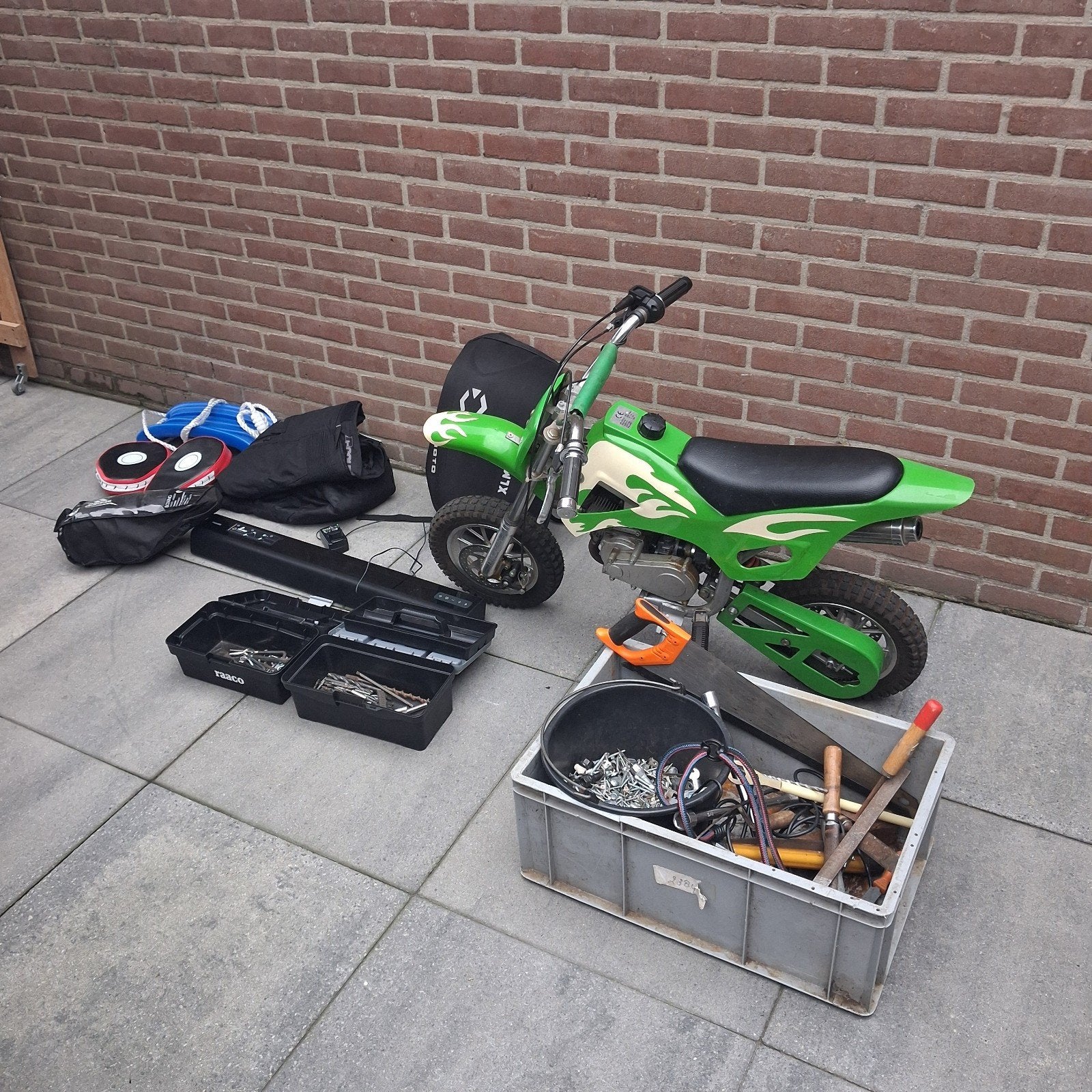 Partij Rommelmarktspullen, Ophalen