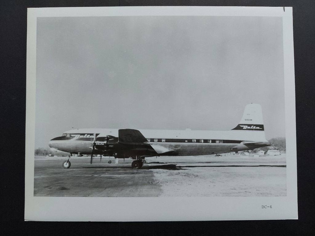 Foto van een DC-6 van Delta Air Lines (F1018), Ophalen of Verzenden, Gebruikt, Kaart, Foto of Prent