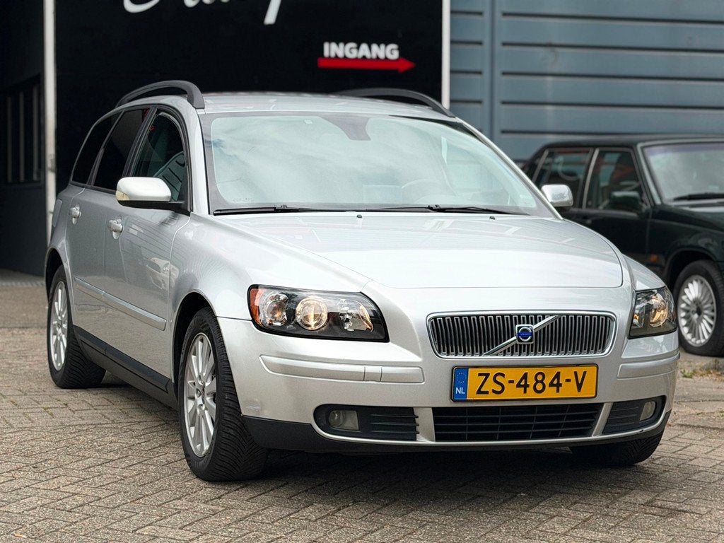 Volvo V50 2.5 T5 Elite AUTOMAAT LEDER/STOELVERW/CRUISE/TREKH, Auto's, Gebruikt, Beige, 700 kg, 2521 cc