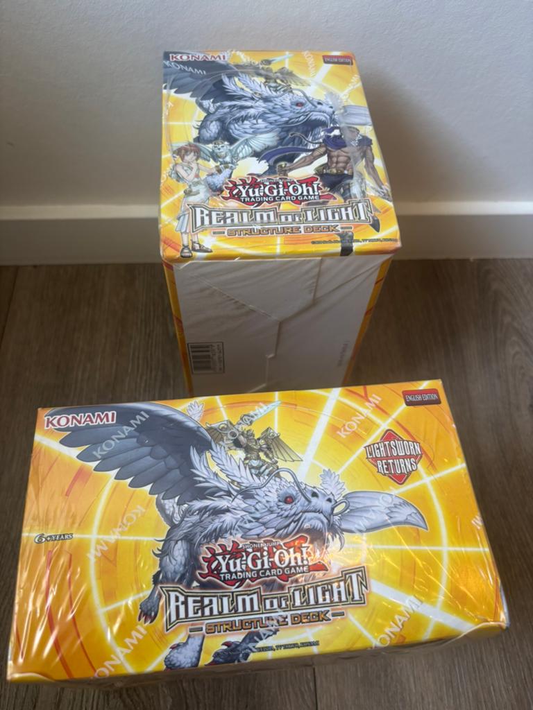 Yu-Gi-Oh! Realm of Light Structure Deck 8x box voor €60 p.s., Hobby en Vrije tijd, Verzamelkaartspellen | Yu-gi-Oh!, Ophalen of Verzenden