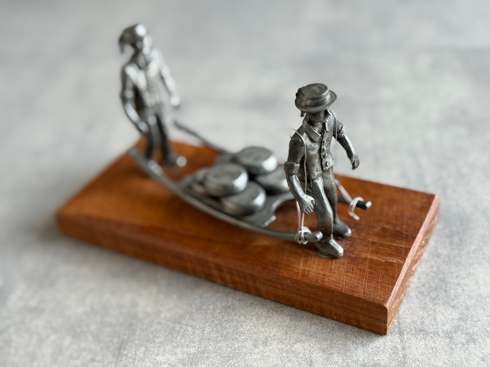 Kaasdragers van tin op houten voetje, Ophalen of Verzenden