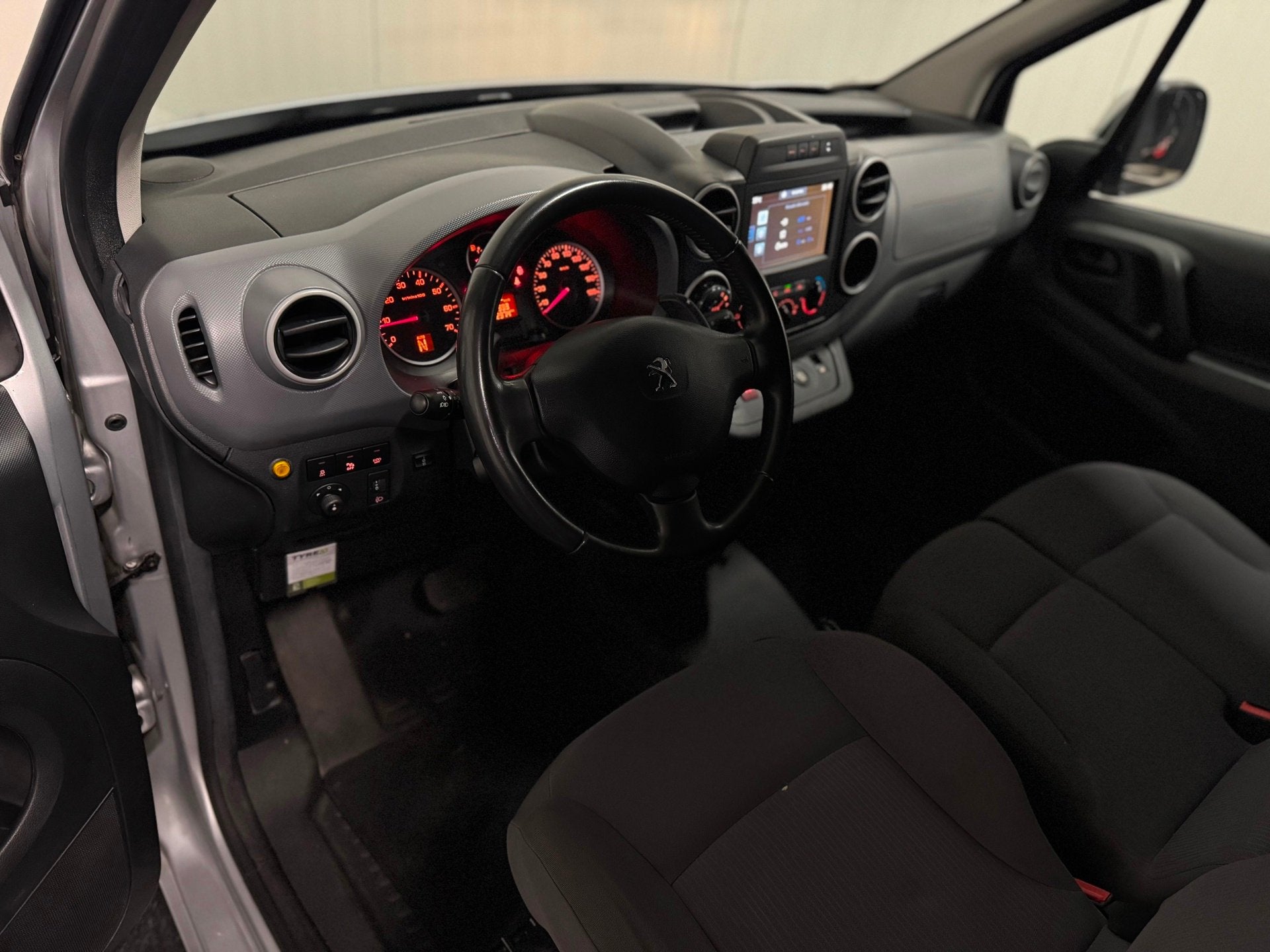 Peugeot Partner 120 1.6 BlueHDi 3P EURO6 AUTOMAAT|CARPLAY|CA, Stof, Gebruikt, Euro 6, 4 cilinders