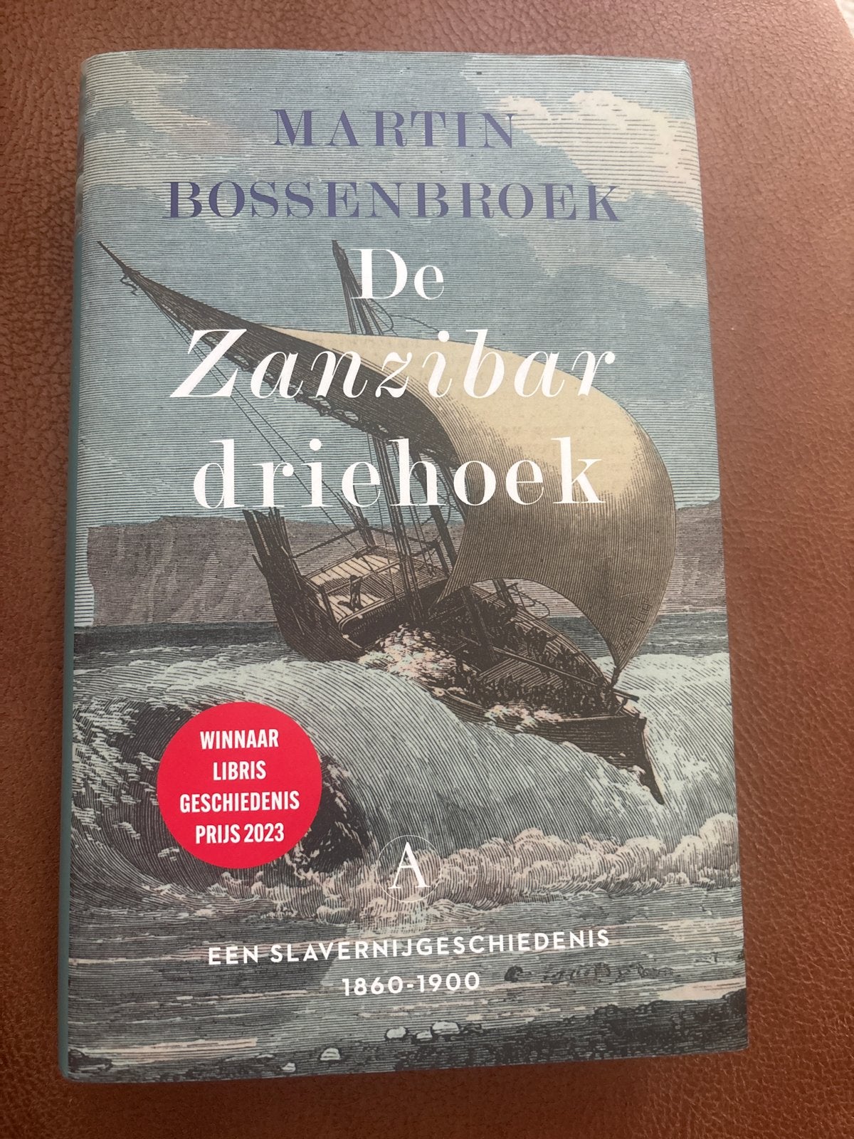 De Zanzibar driehoek - Martin Bossenbroek (Hardcover), Ophalen of Verzenden, 20e eeuw of later, Zo goed als nieuw, Afrika