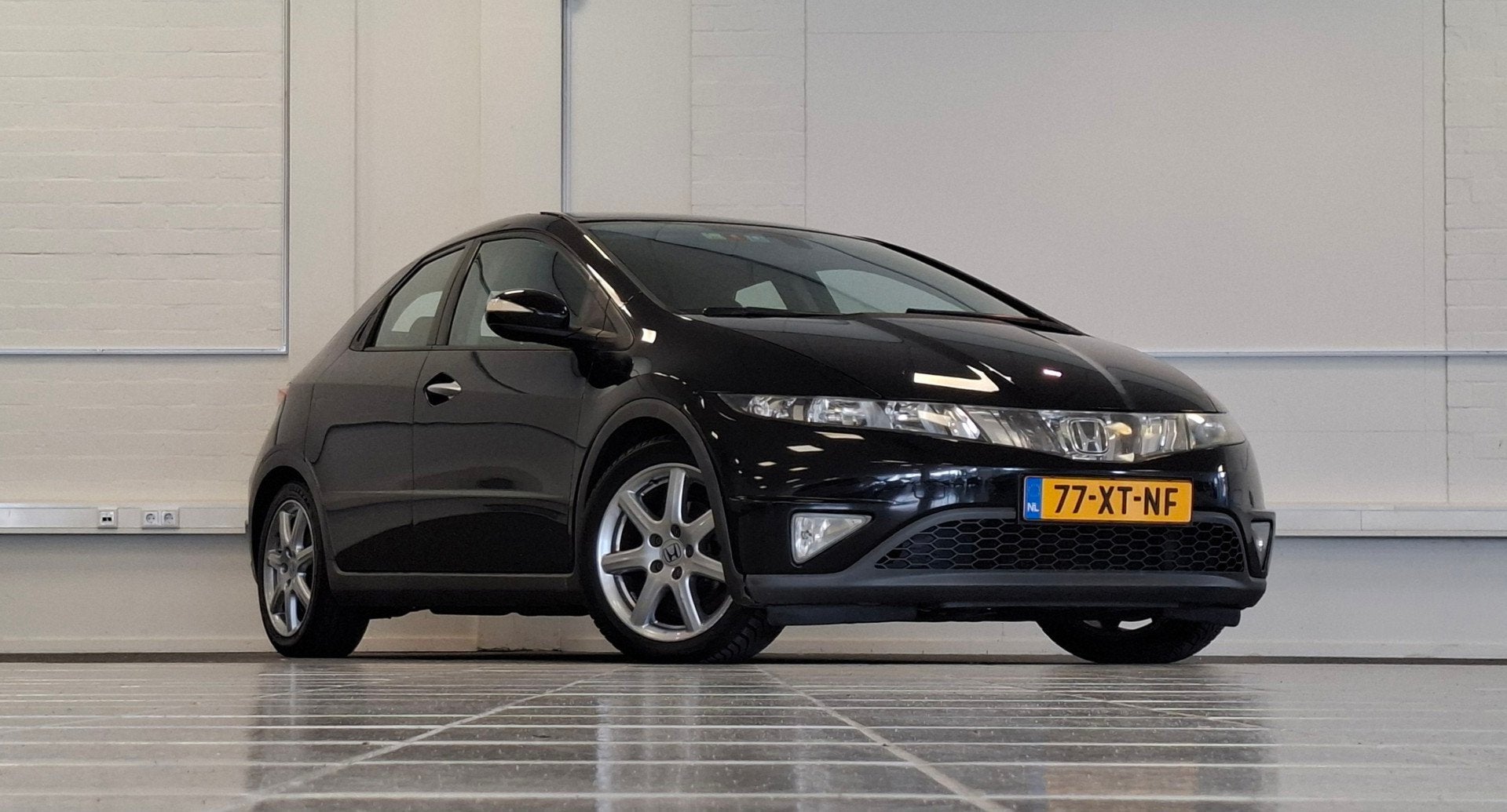 Honda Civic 1.8i 16V Sport Nieuwe APK Garantie 7" Scherm, Auto's, Honda, Voorwielaandrijving, 15 km/l, Gebruikt, Zwart
