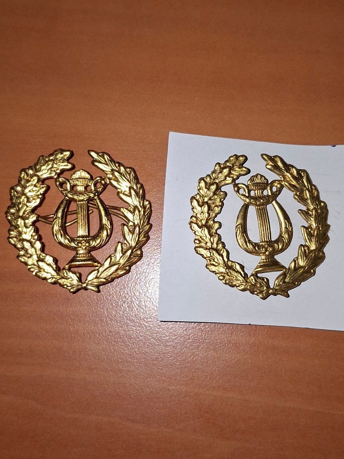2 emblemen muzikant, Verzamelen, Ophalen of Verzenden, Landmacht, Nederland, Embleem of Badge