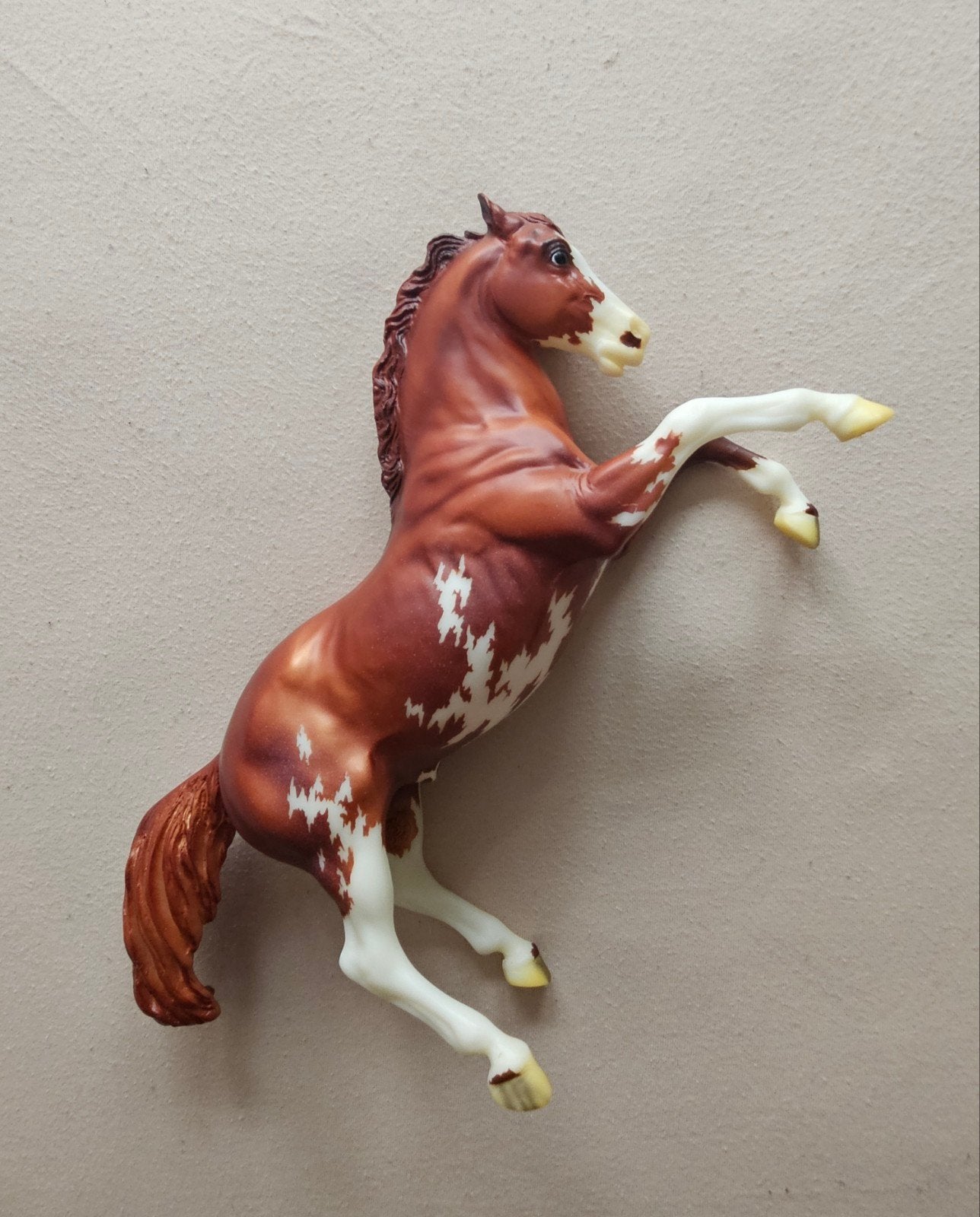 Breyer 70th Anniversary steigerende hengst fighting stallion, Verzamelen, Dierenverzamelingen, Ophalen of Verzenden, Zo goed als nieuw
