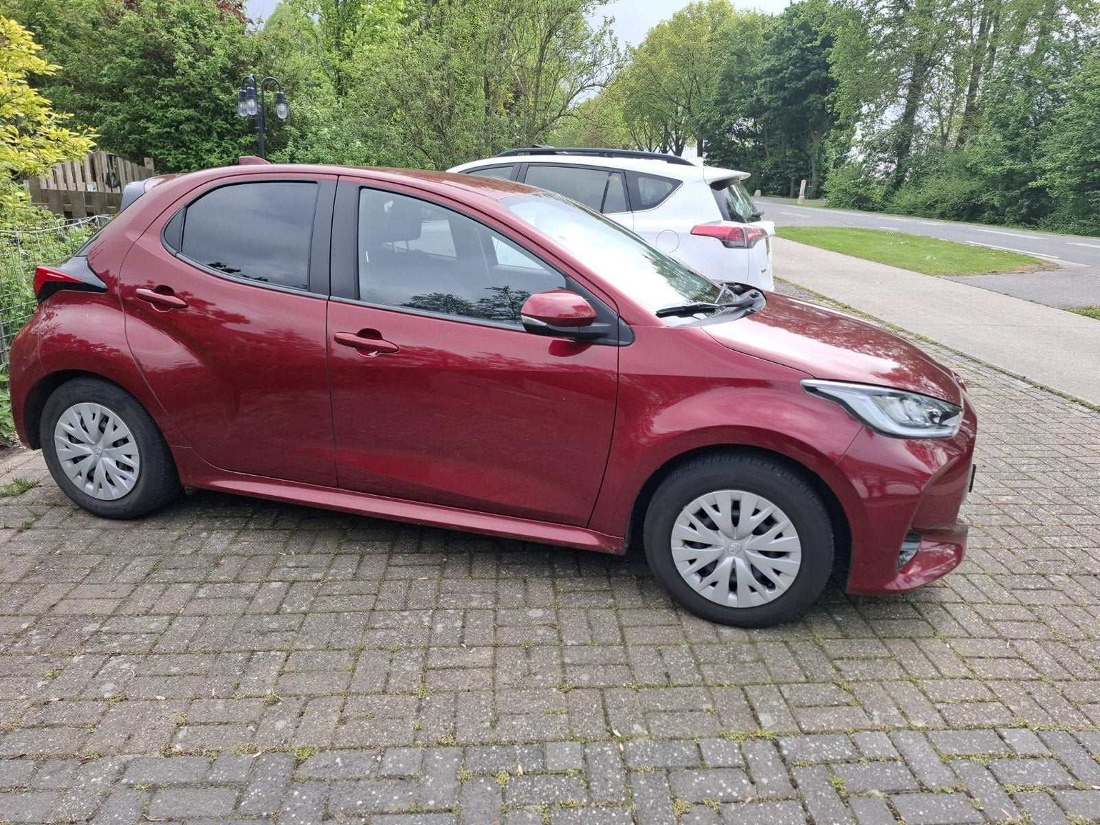 Toyota Yaris 1.5 Vvt-i 125pk 2020 Rood, Voorwielaandrijving, 40 €/maand, Zwart, 1490 cc