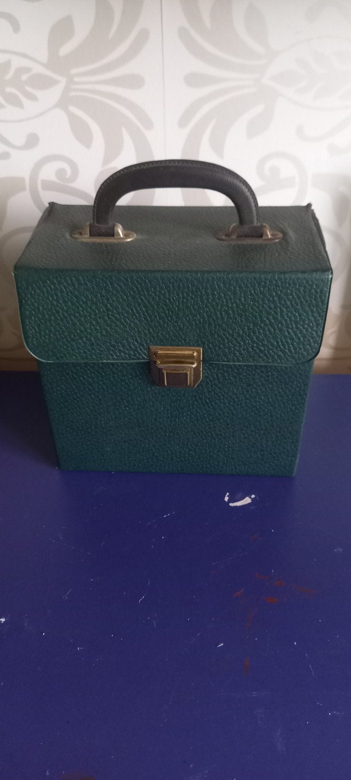 Groen vintage koffertje voor singeltjes, Ophalen of Verzenden, Gebruikt, Foto of Kaart