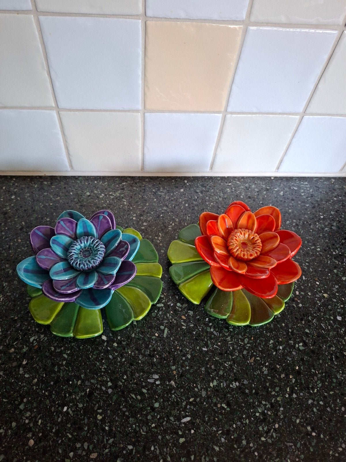Keramiek Waterlelies - Decoratieve Bloemen, Antiek en Kunst, Antiek | Keramiek en Aardewerk, Ophalen of Verzenden
