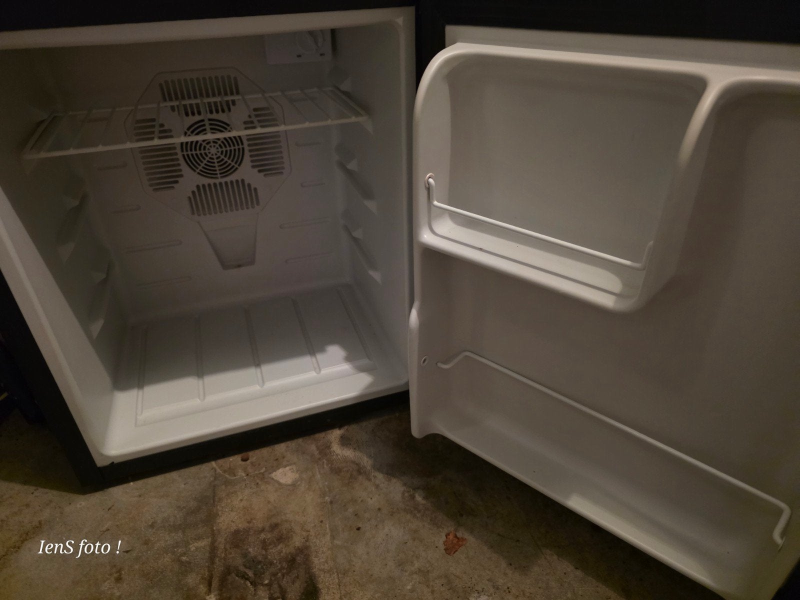 Compacte hotelkamer koelkast - Ideaal voor kleine ruimtes, Ophalen, Minder dan 75 liter, Zonder vriesvak, Gebruikt