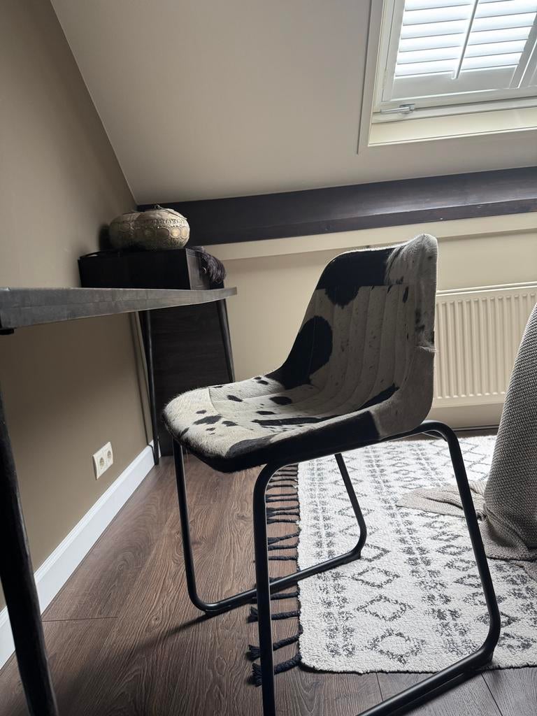 Grappige stoel met koeienhuid, Huis en Inrichting, Stoelen, Ophalen, Gebruikt, Bruin, Overige materialen