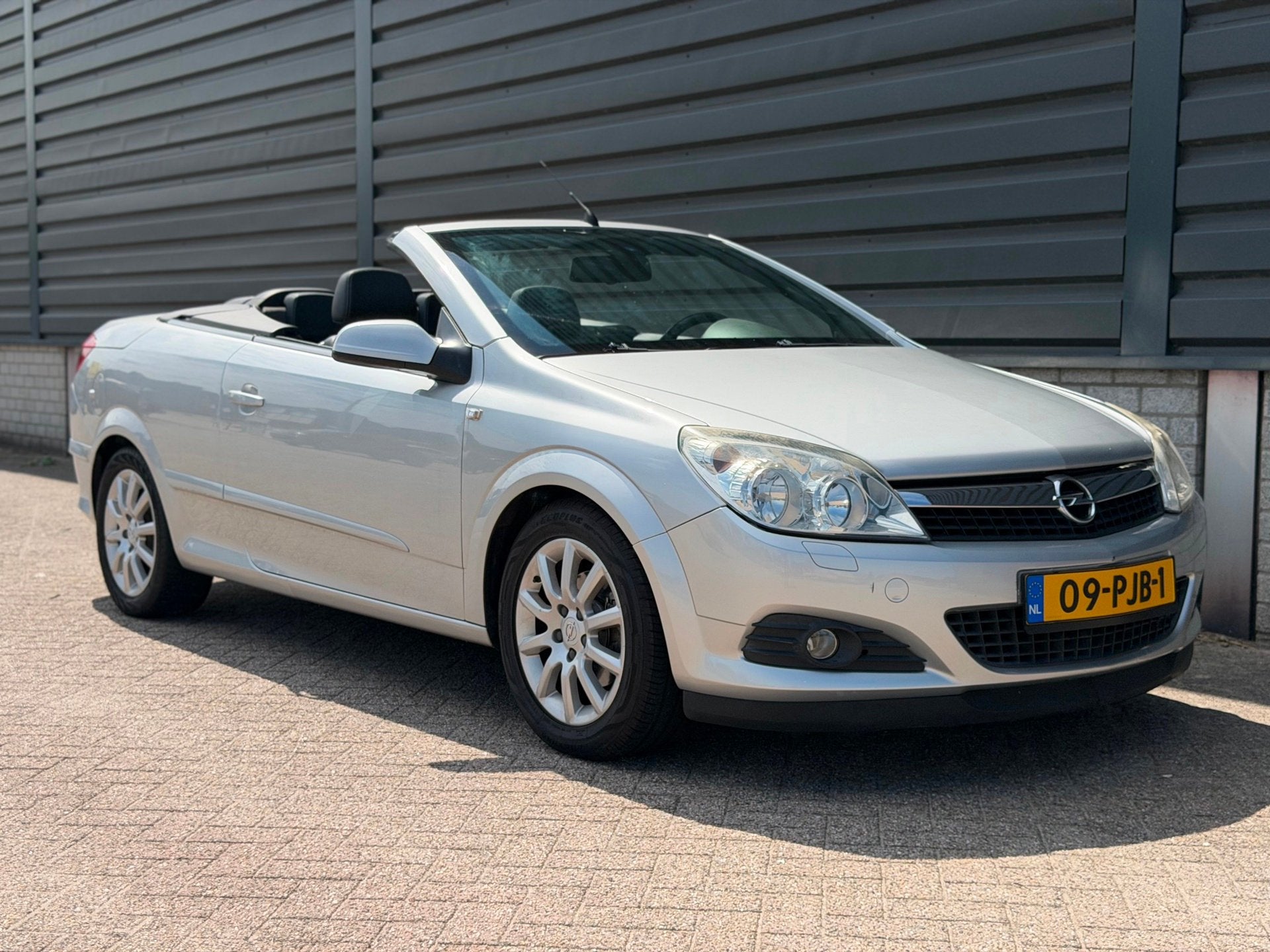 Opel Astra TwinTop 1.8 Enjoy Cabrio apk airco, Gebruikt, Zwart, 4 cilinders, Cabriolet