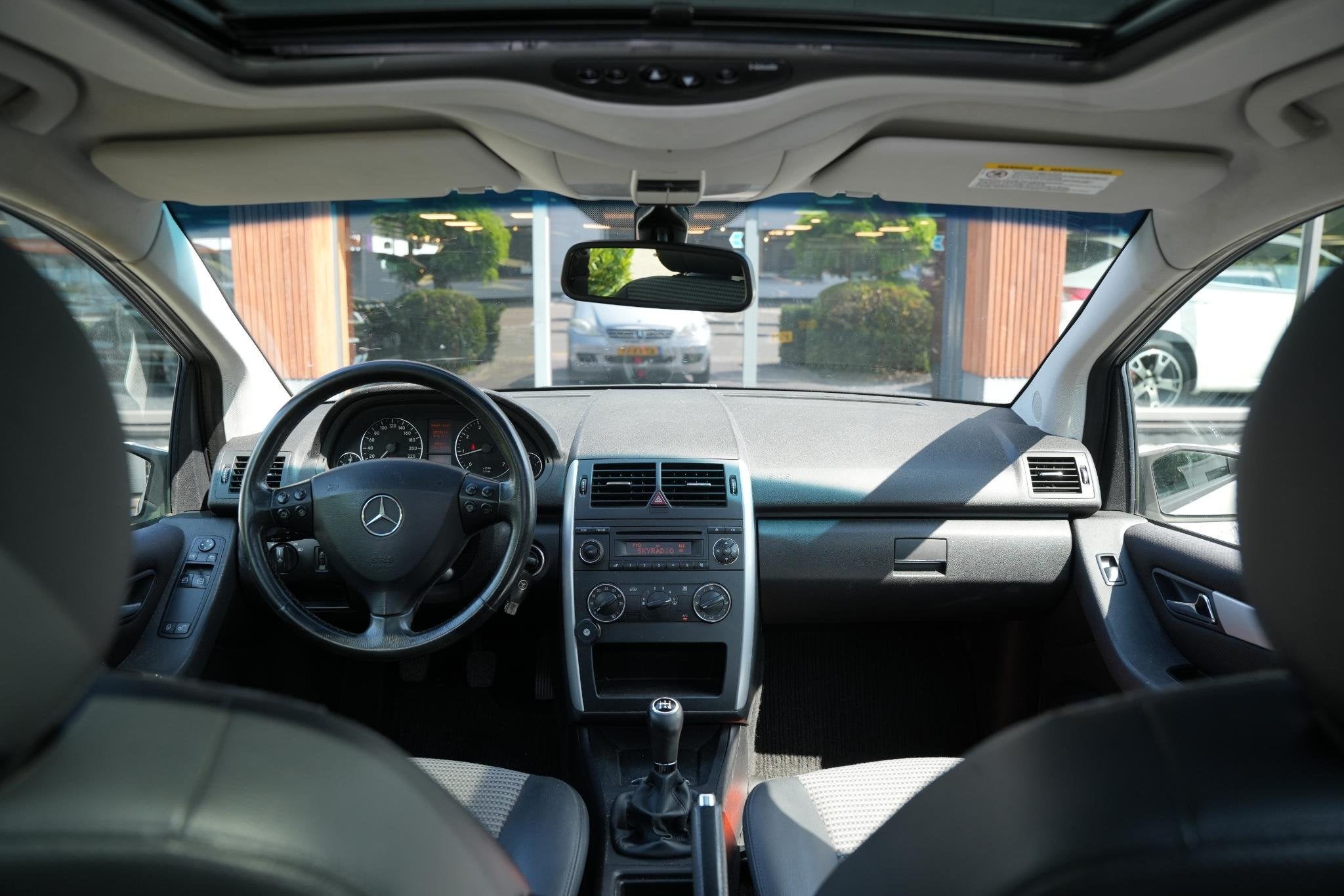 Mercedes-Benz A-klasse 150 Avantgarde Panoramadak Airco Trek, Voorwielaandrijving, Electronic Stability Program (ESP), 15 km/l