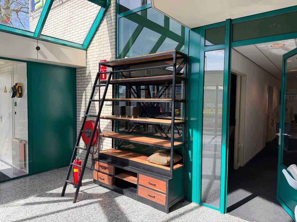 Industriële Boekenkast met Ladeblok en Ladder, Ophalen of Verzenden, Gebruikt