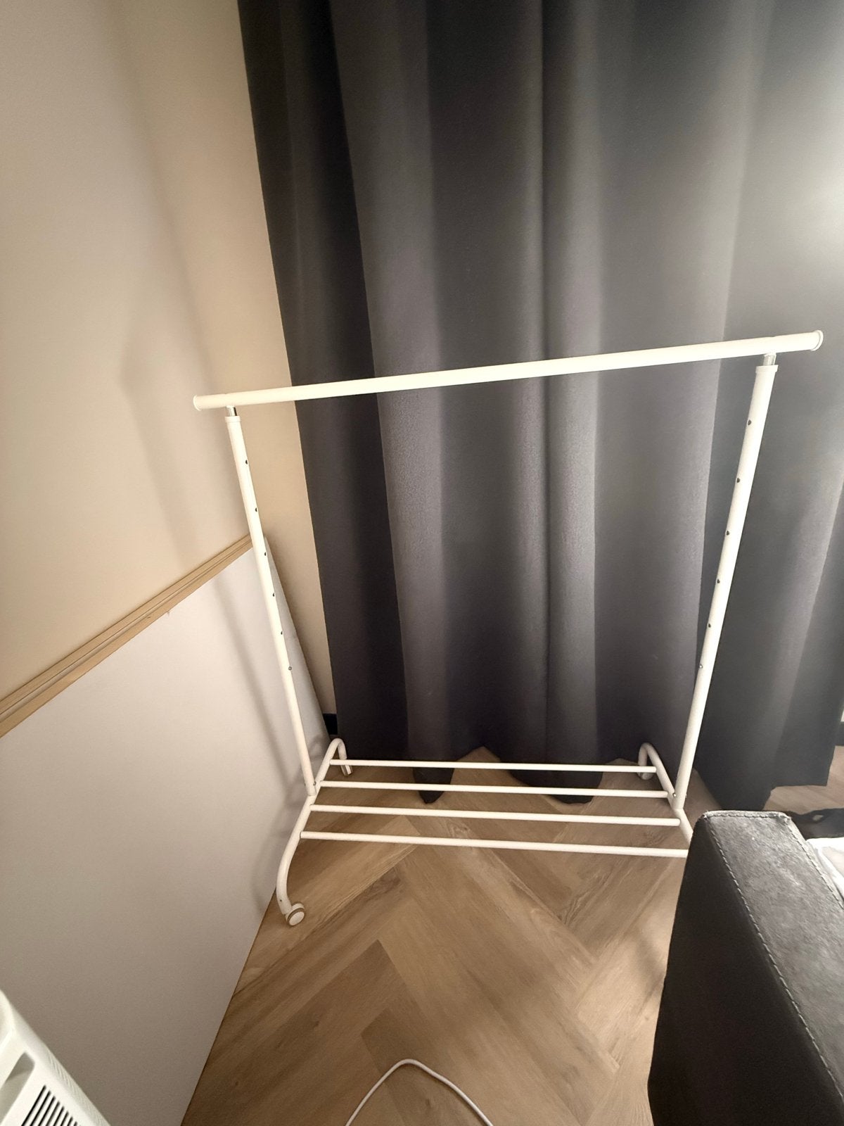 Kledingrek wit met wielen, Kleding | Dames, Kledingrekken, Ophalen, Met wielen, Zo goed als nieuw
