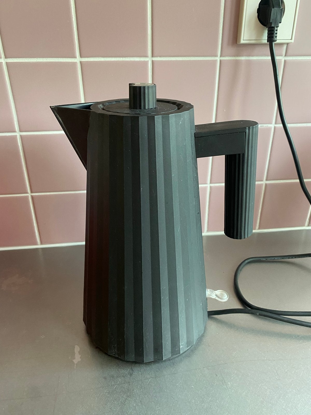 Alessi Plissé waterkoker - Zwart, 1.7 liter, Witgoed en Apparatuur, 1 tot 2 liter, Ophalen of Verzenden, Gebruikt, Draadloos