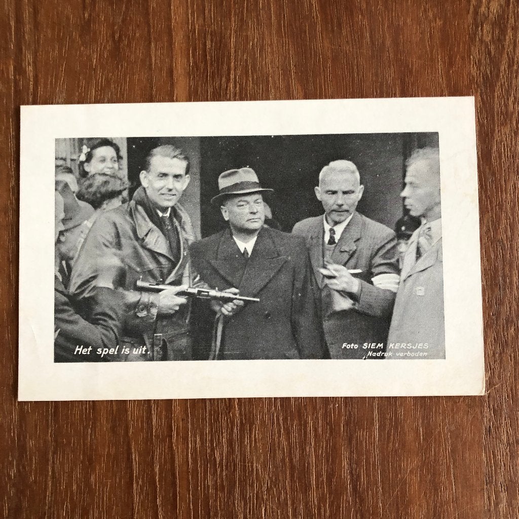 1945 Bevrijding. Arrestatie van Mussert door triomfante-, Ophalen of Verzenden, Overige onderwerpen, Tweede Wereldoorlog, Gelezen