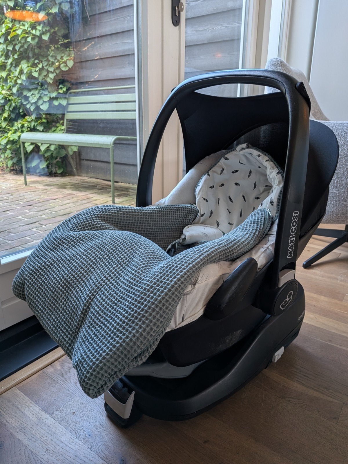 Maxi-Cosi Pebble met Family Fix, zonnekap en voetenzak, Ophalen, Slaapstand, Zo goed als nieuw, Isofix