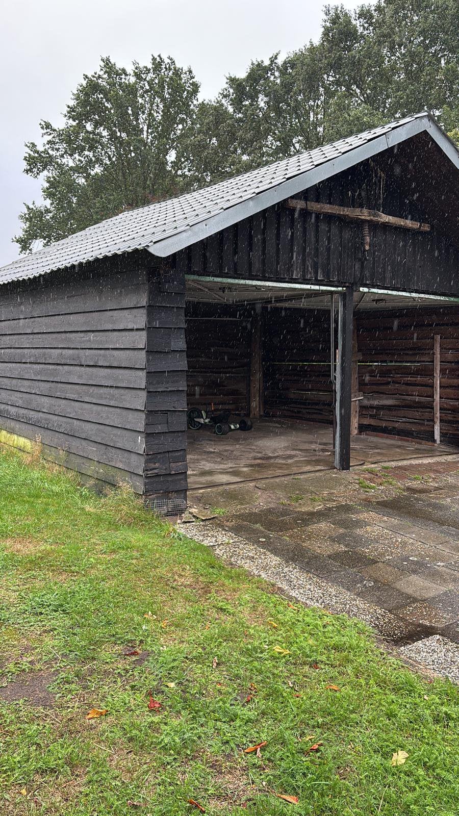 Zwarte schuur met overhead deuren, Ophalen, Gebruikt, Carport