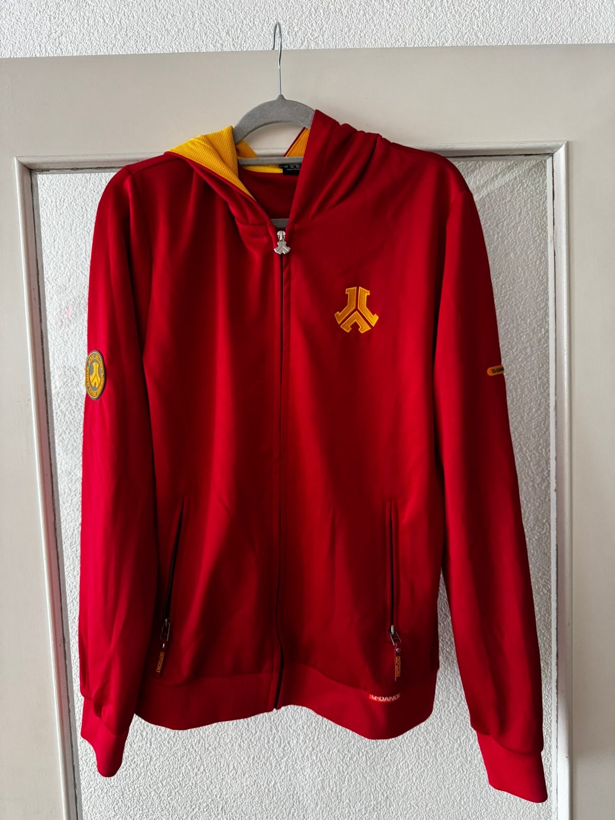Defqon 1 trainingsvest nieuw! Qdance, Maat 48/50 (M), Nieuw, Ophalen of Verzenden, Rood