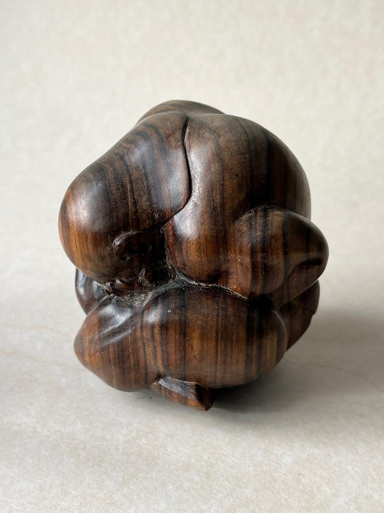 Houten beeldje : huilende boeddha, yogi man, Minder dan 20 cm, Ophalen of Verzenden, Handgemaakt, Beeld