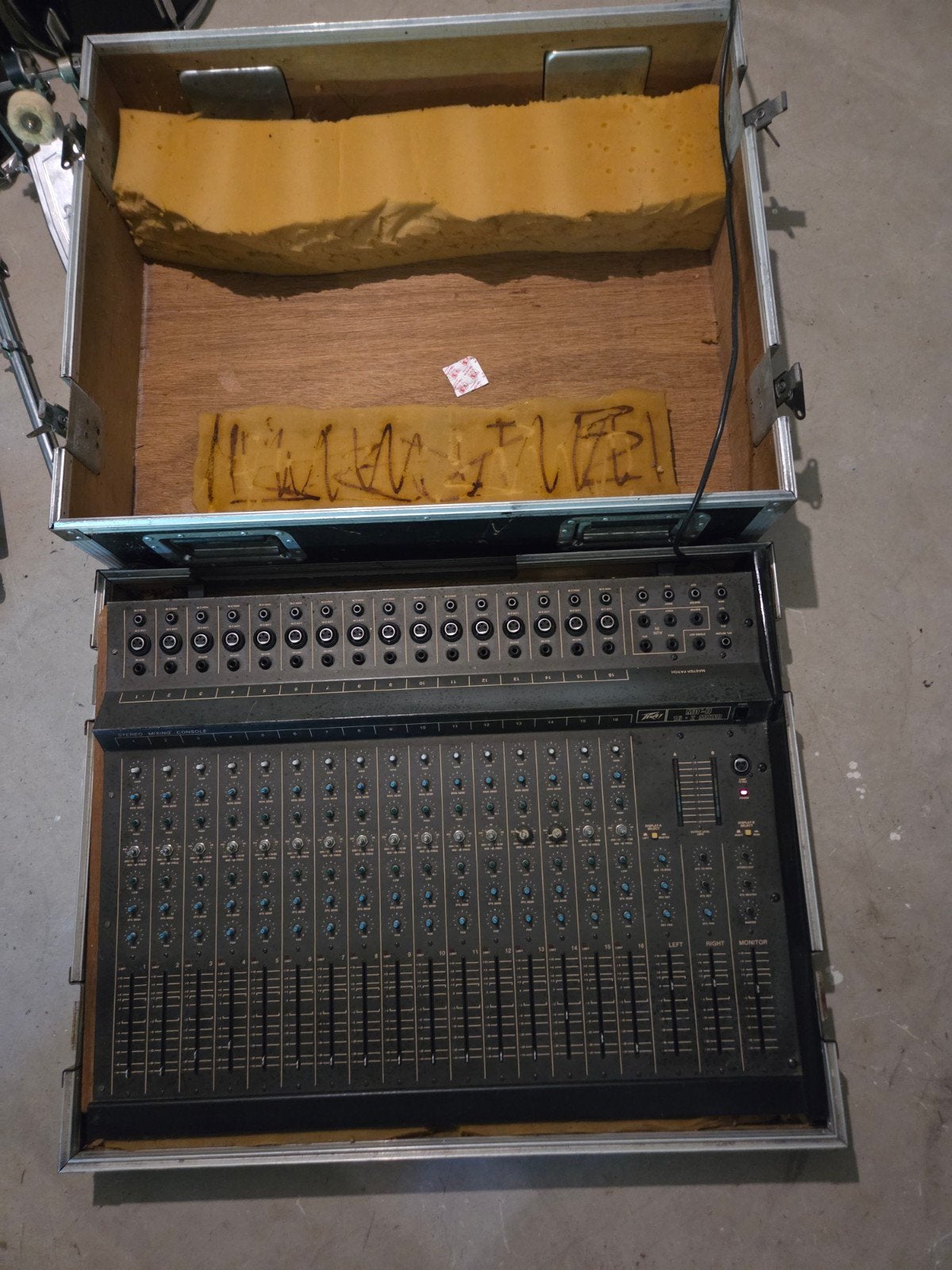 Peavey MD-II 16x2 Mixer in Flightcase, Muziek en Instrumenten, Ophalen, Gebruikt, 10 tot 20 kanalen, Microfooningang