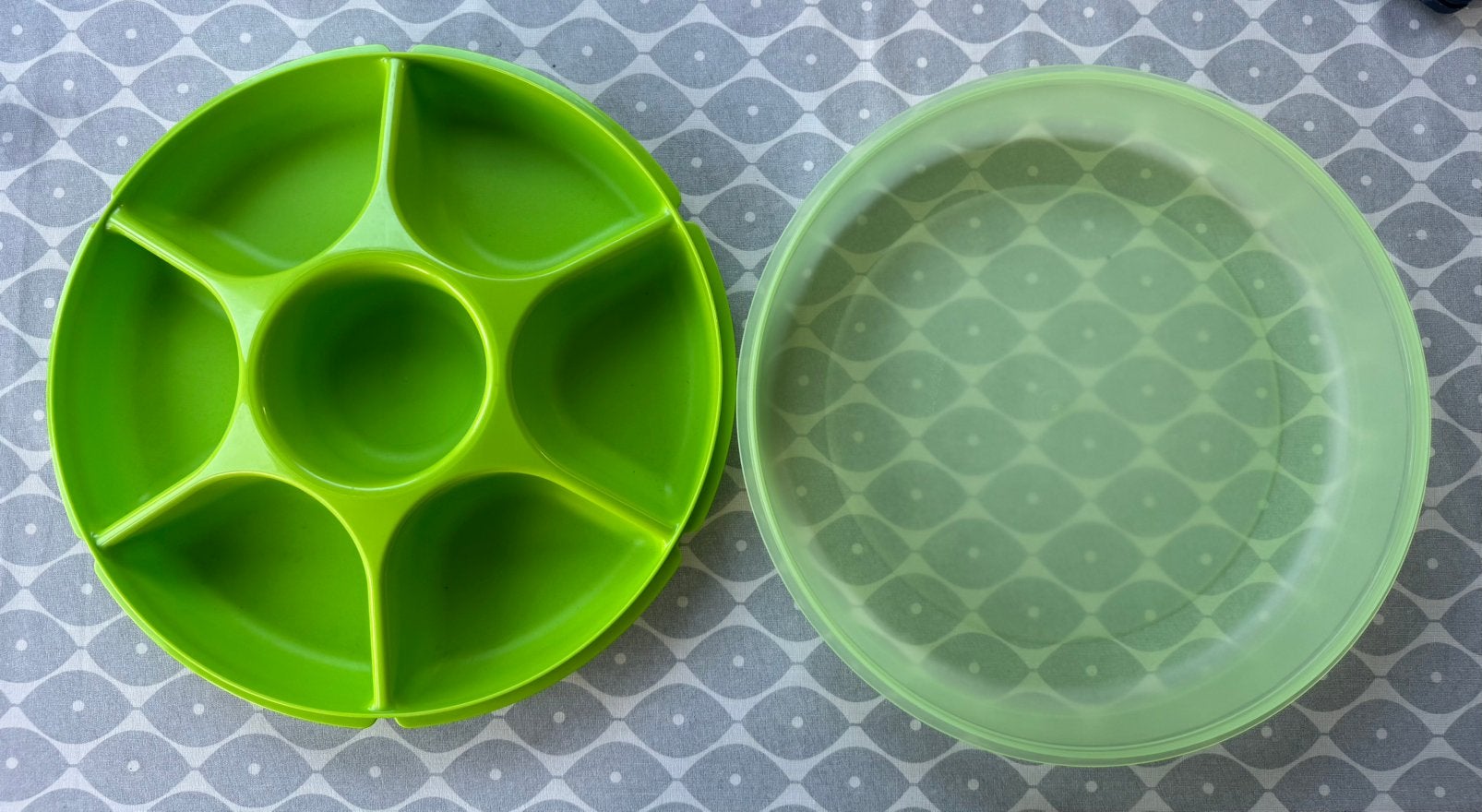 Tupperware chip & dip snack serveerschaal met deksel – groen, Schaal, Lekvrij, Ophalen of Verzenden, Zo goed als nieuw