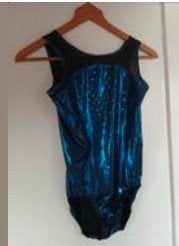 turn pakje en zwart broekje, Sport en Fitness, Turnen, Ophalen of Verzenden, Zo goed als nieuw, Blauw, Turnbroekje