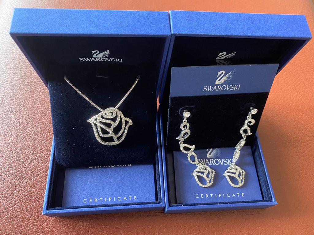 Swarovski ketting en oorbellen set - Prachtige roosvorm, Met kristal, Overige materialen, Nieuw, Ophalen of Verzenden