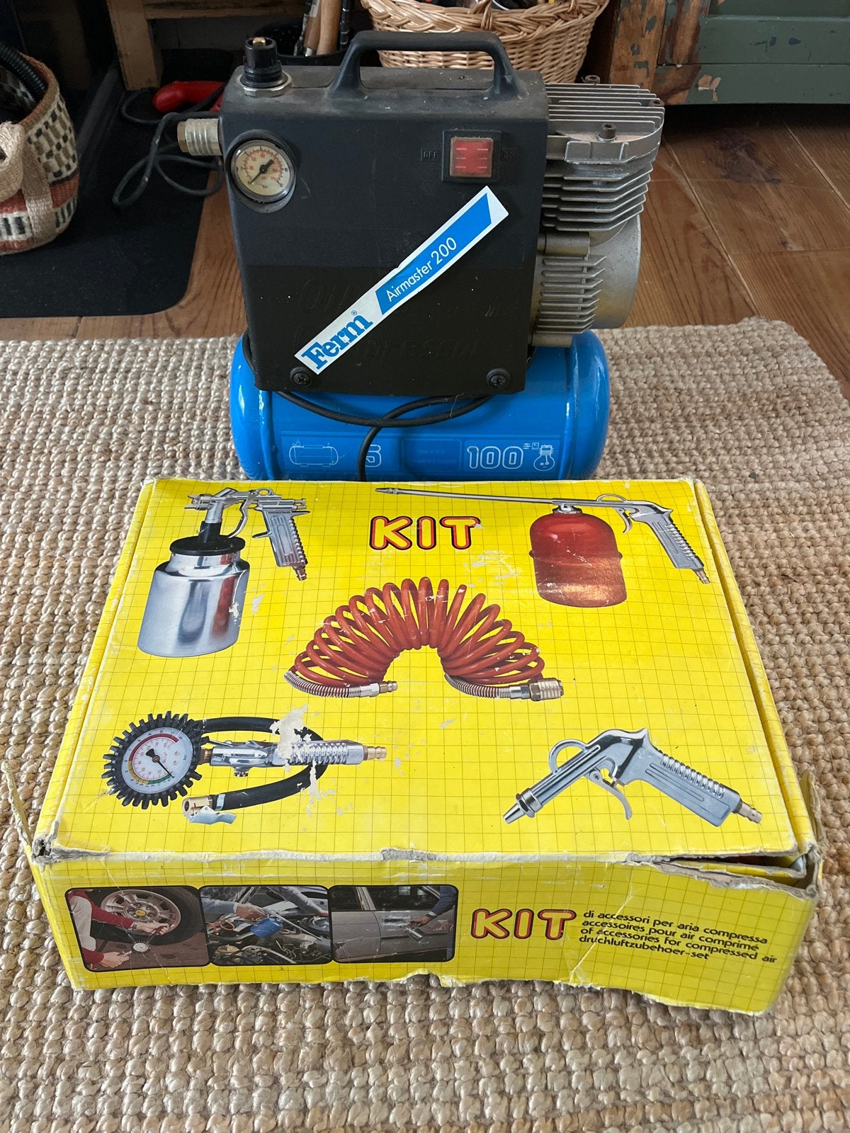Ferm Airmaster 200 Olievrije Compressor met Accessoires, Ophalen, 6 tot 10 bar, Zo goed als nieuw, Minder dan 200 liter/min