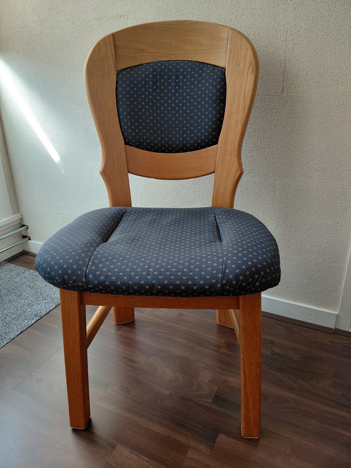 Gratis af te halen: Eiken stoel met stoffen bekleding, Ophalen