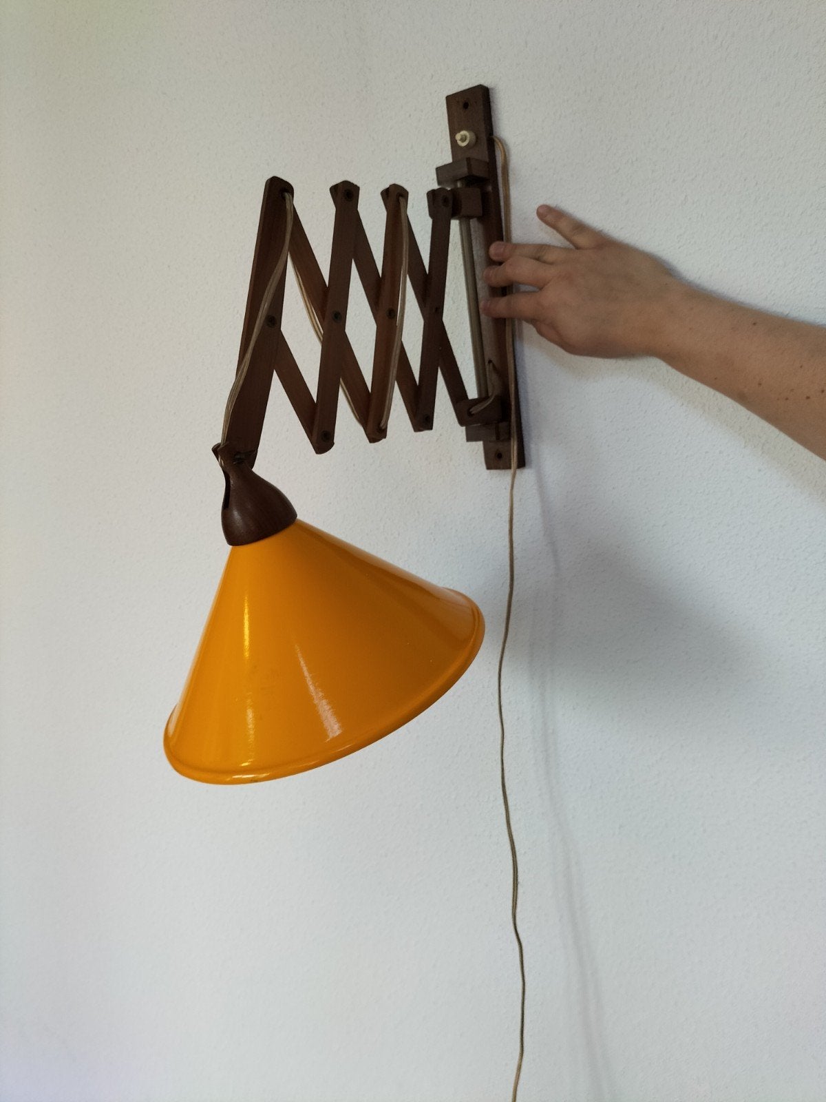 Houten schaarlamp met oranje/okergele Hema metalen kap, Ophalen of Verzenden