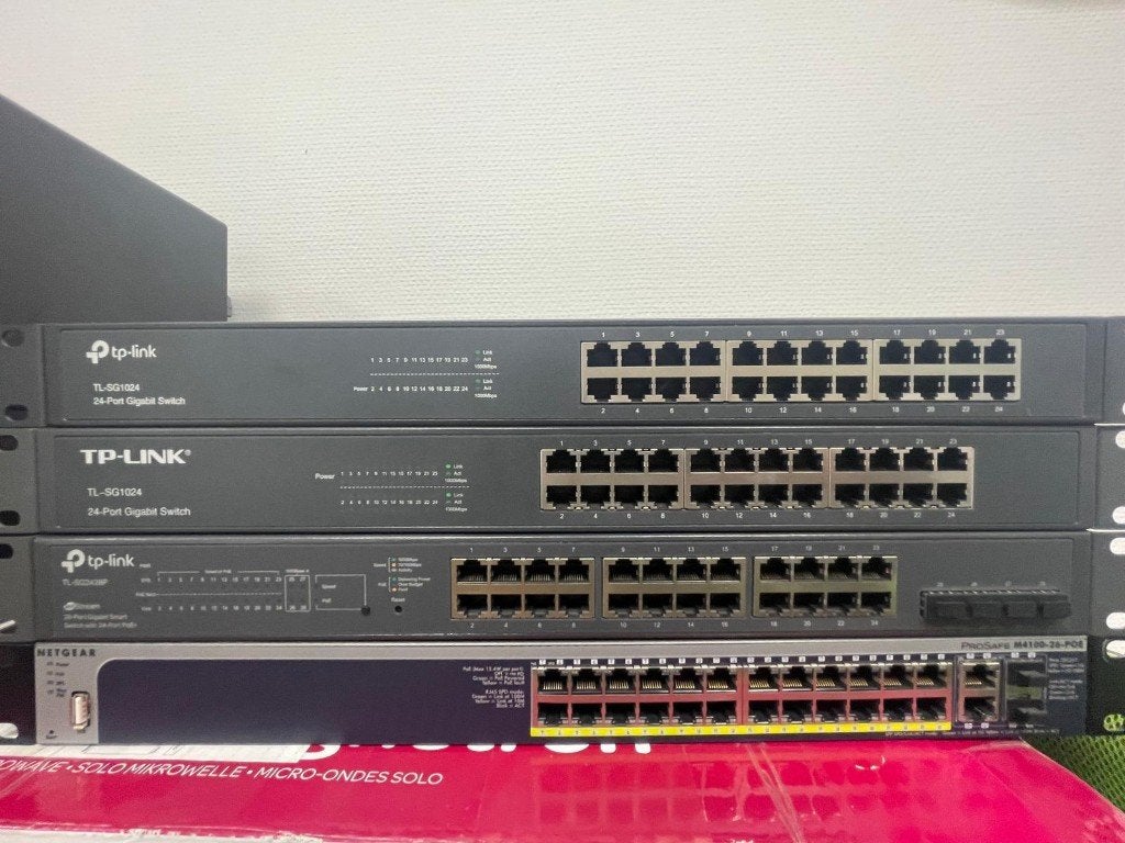 4 professionele Switches (TP-Link & Netgear) - Bulkdeal!, Computers en Software, Ophalen of Verzenden, Zo goed als nieuw