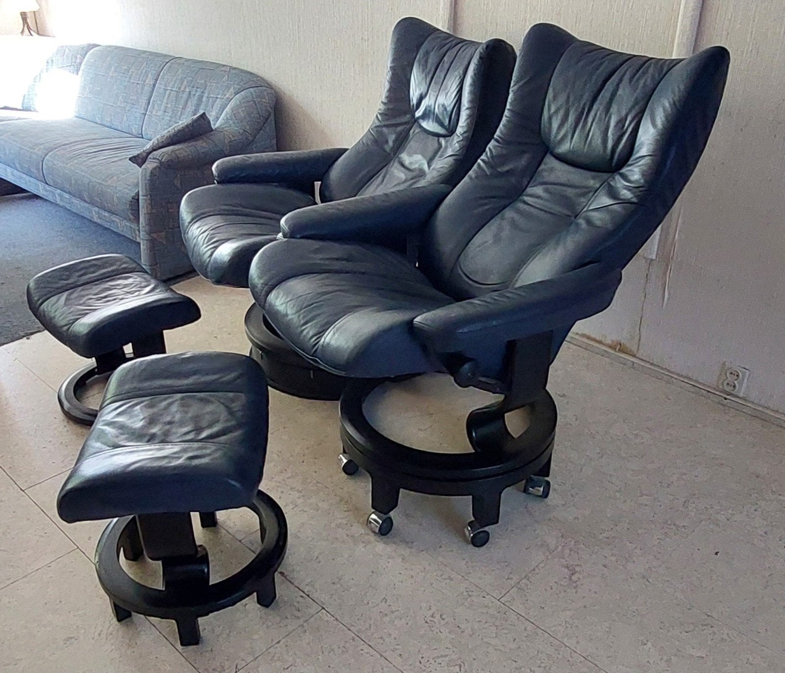 Set van twee leren relaxfauteuils met voetensteun, Ophalen, Gebruikt, Twee, Blauw