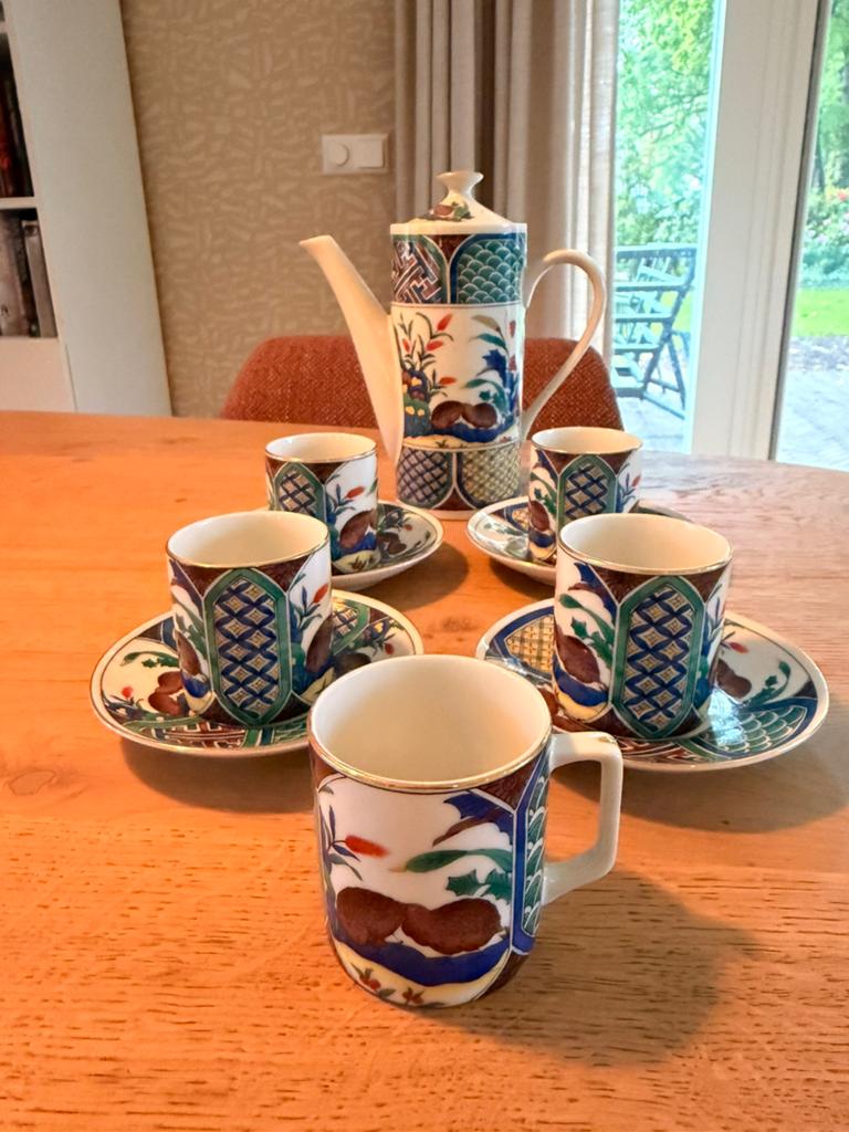 Japans servies Imari-stijl koffiepot en kop-en-schotels., Antiek en Kunst, Ophalen of Verzenden