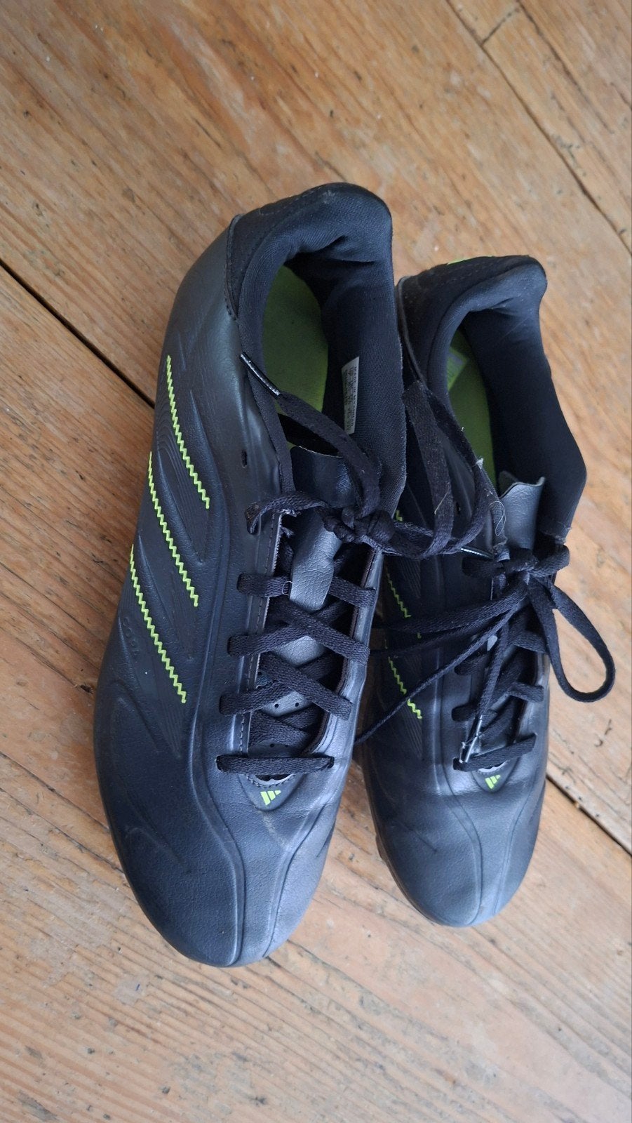 voetbalschoen Adidas maat 40, Maat XS of kleiner, Ophalen of Verzenden, Zo goed als nieuw, Schoenen