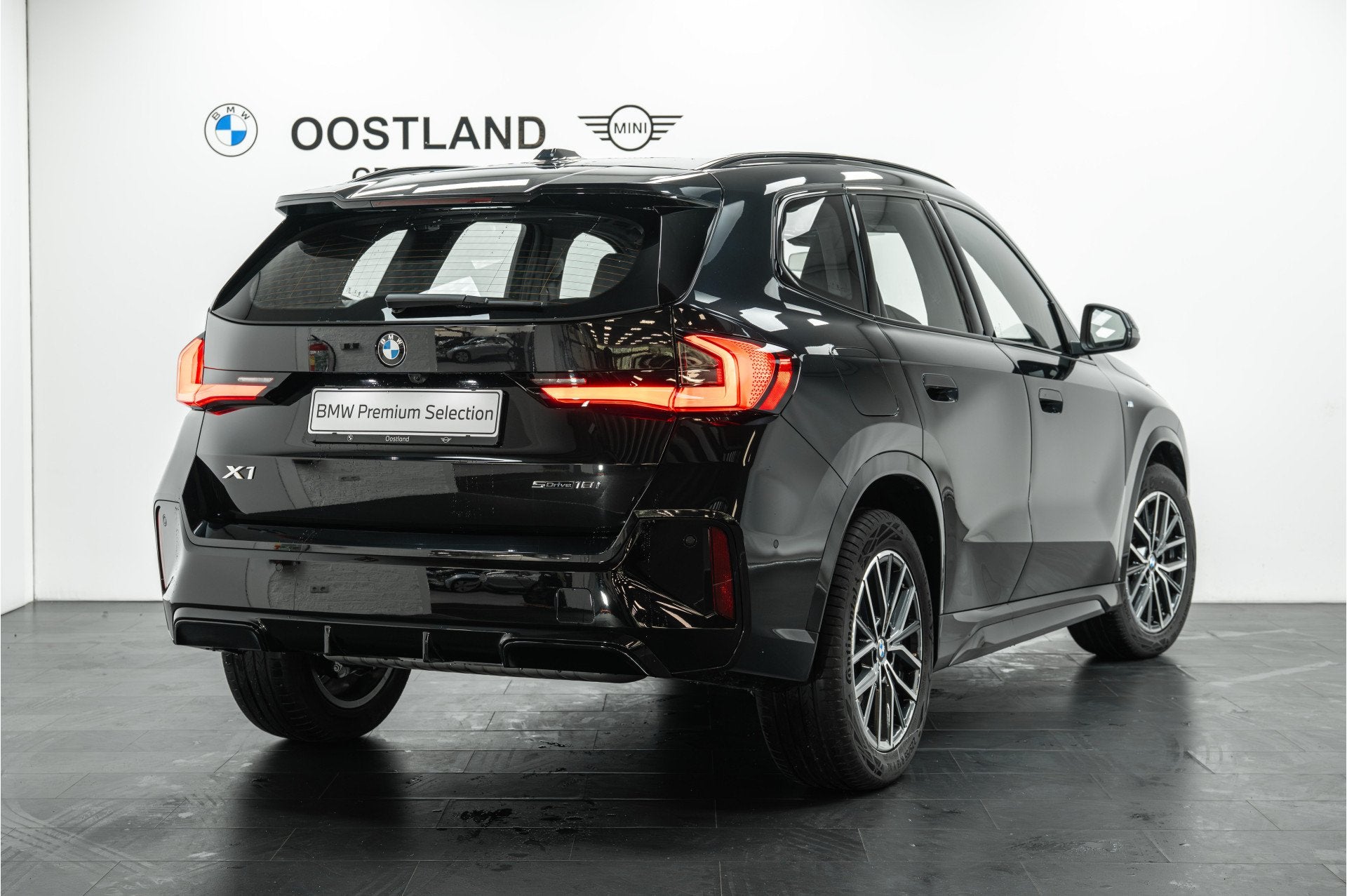 BMW X1 sDrive18i M Sport Automaat / Sportstoelen / Achteruit, Auto's, Dealer onderhouden, 136 pk, Gebruikt, Zwart