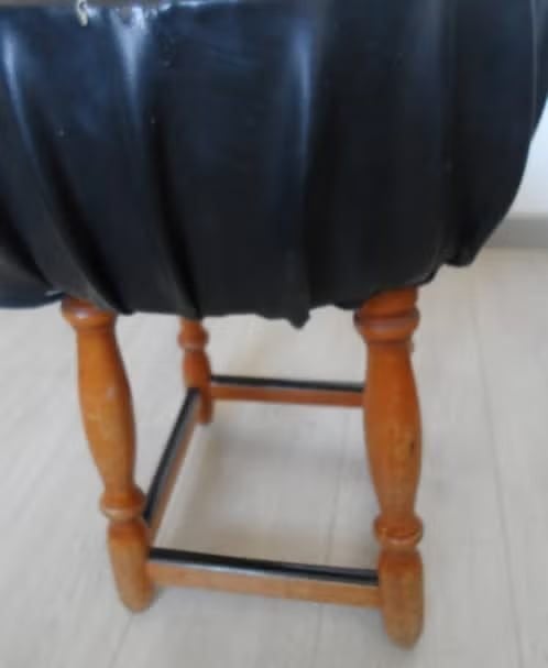 Te koop een gebruikt lage kruk., Ophalen, Gebruikt, Hout