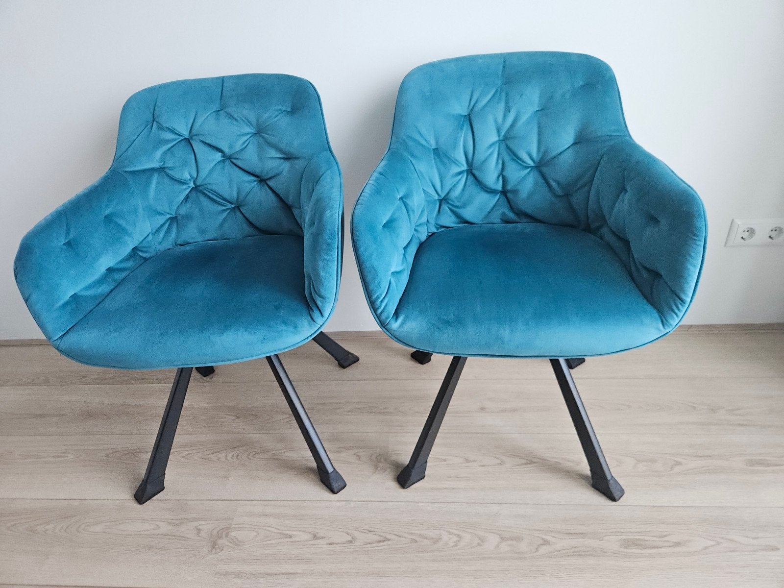 WOOOD Elaine velvet eetkamerstoelen met armleuning, Ophalen, Twee, Blauw, Zo goed als nieuw
