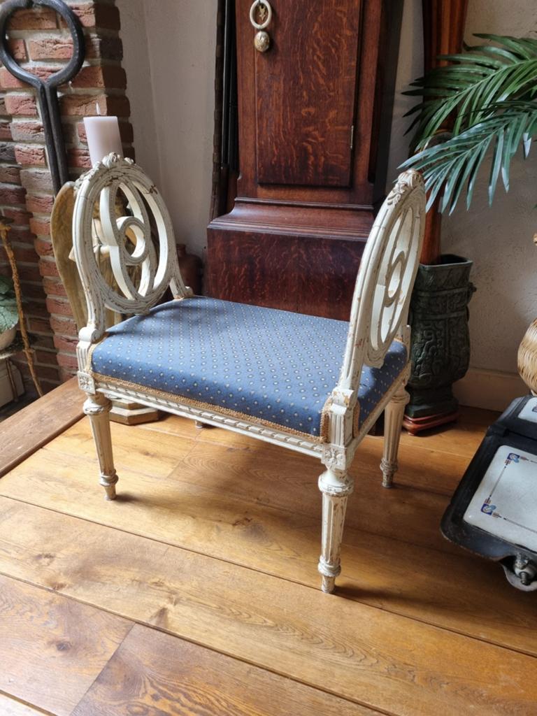 Antieke bank met blauwe bekleding, Ophalen