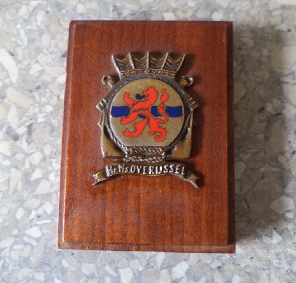 klein wapenschildje Hr.Ms overijssel onderzeebootjager, Verzamelen, Ophalen of Verzenden, Marine, Nederland, Embleem of Badge