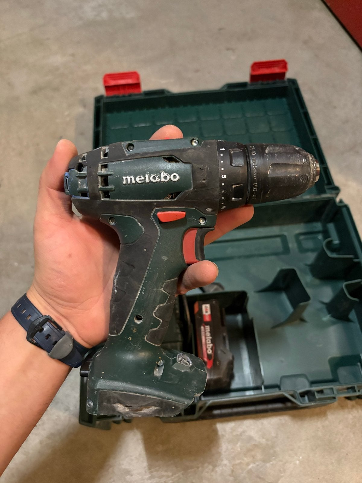 Foto 9 van Metabo accuboormachine met lader en 2 accu's in koffer