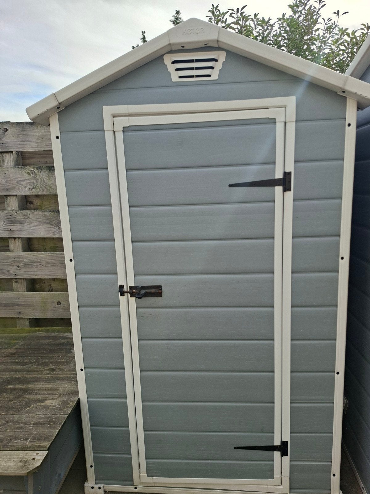 Keter Manor 43 Tuinkast - Compacte en Duurzame Berging, Ophalen, Zo goed als nieuw, Kunststof, Overige typen