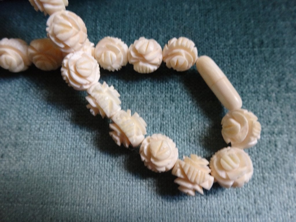 Handgesneden celluloid ketting + rozetten, sluiting tonnetje, Ophalen of Verzenden, Overige materialen, Ketting