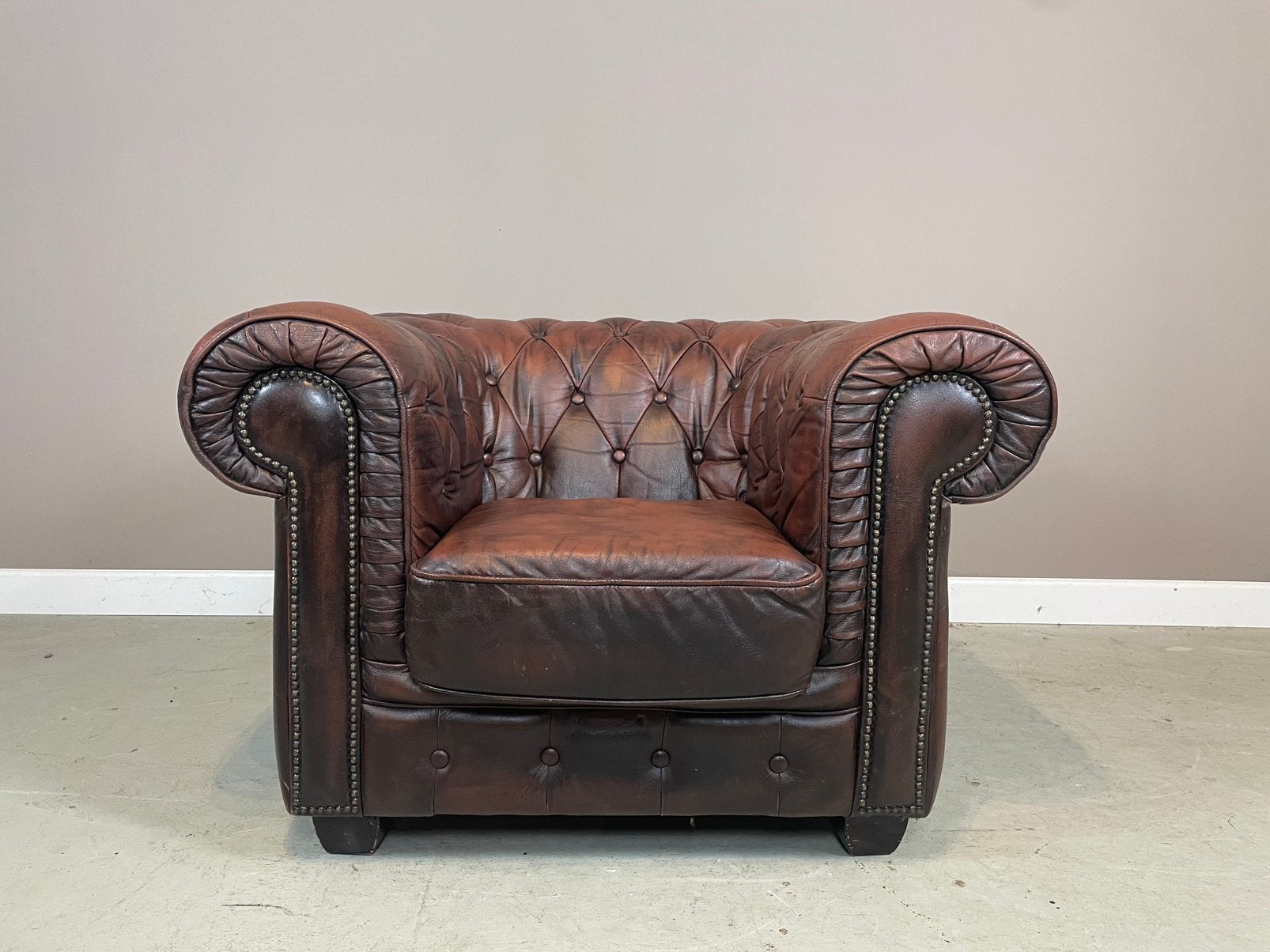 Originele Engelse Chesterfield clubfauteuil gevlamd vintage, Ophalen, Gebruikt