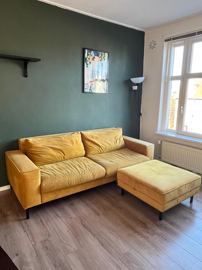 Gele bank met poef, Huis en Inrichting, Banken | Bankstellen, Ophalen, Gebruikt, Driepersoons, 75 tot 100 cm